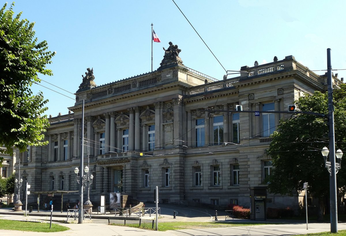 Straburg, das ehemalige Parlamentsgebude fr das Reichsland Elsa-Lothringen am Platz der Republik (frher Kaiserplatz), heute Nationaltheater, Aug.2016