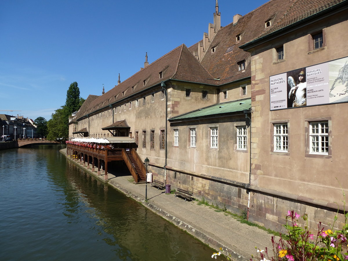 Straburg, das ehemalige Zollhaus an der Ill, beherbergt heute Veranstaltungsrume und gastronomische Einrichtungen, Juli 2016