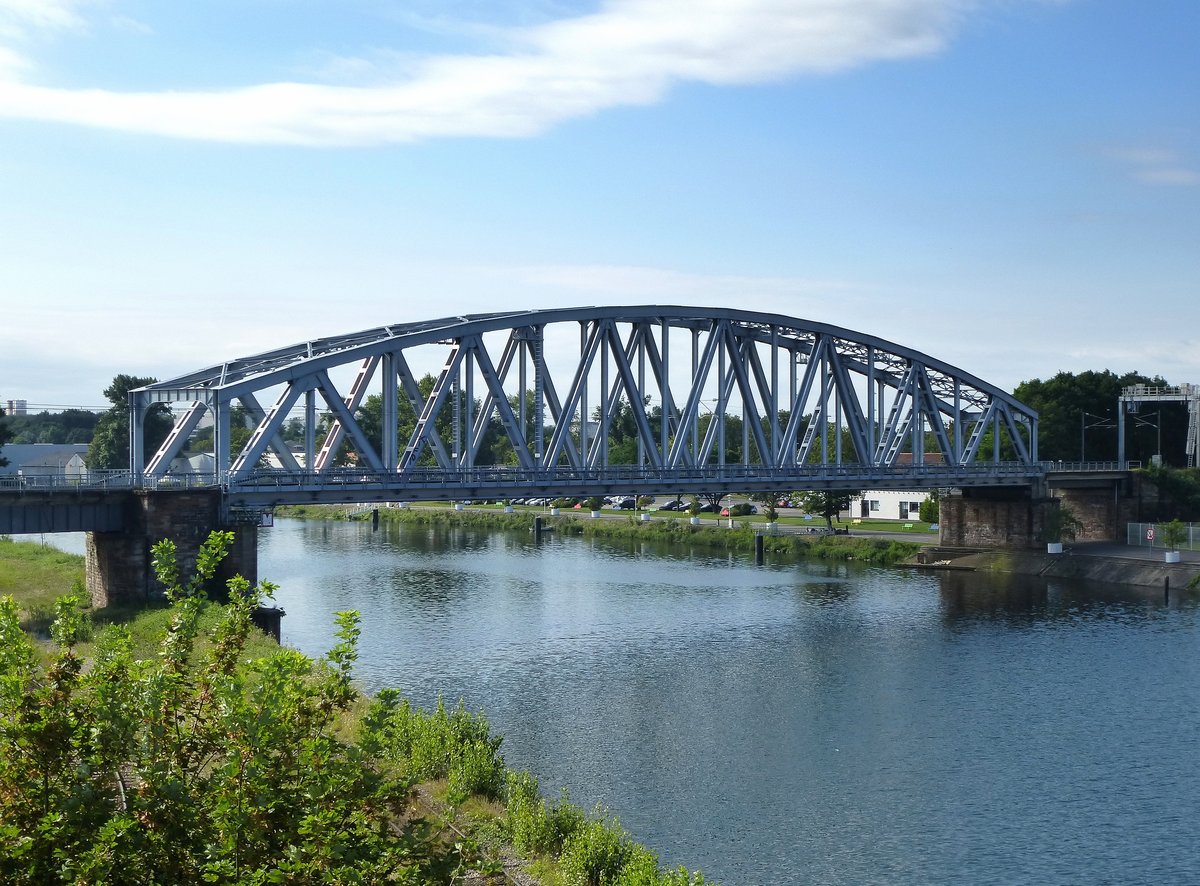 Straburg, Eisenbahnbrcke ber das Bassin Rene Graff, Teil des Straburger Hafens, Juli 2016