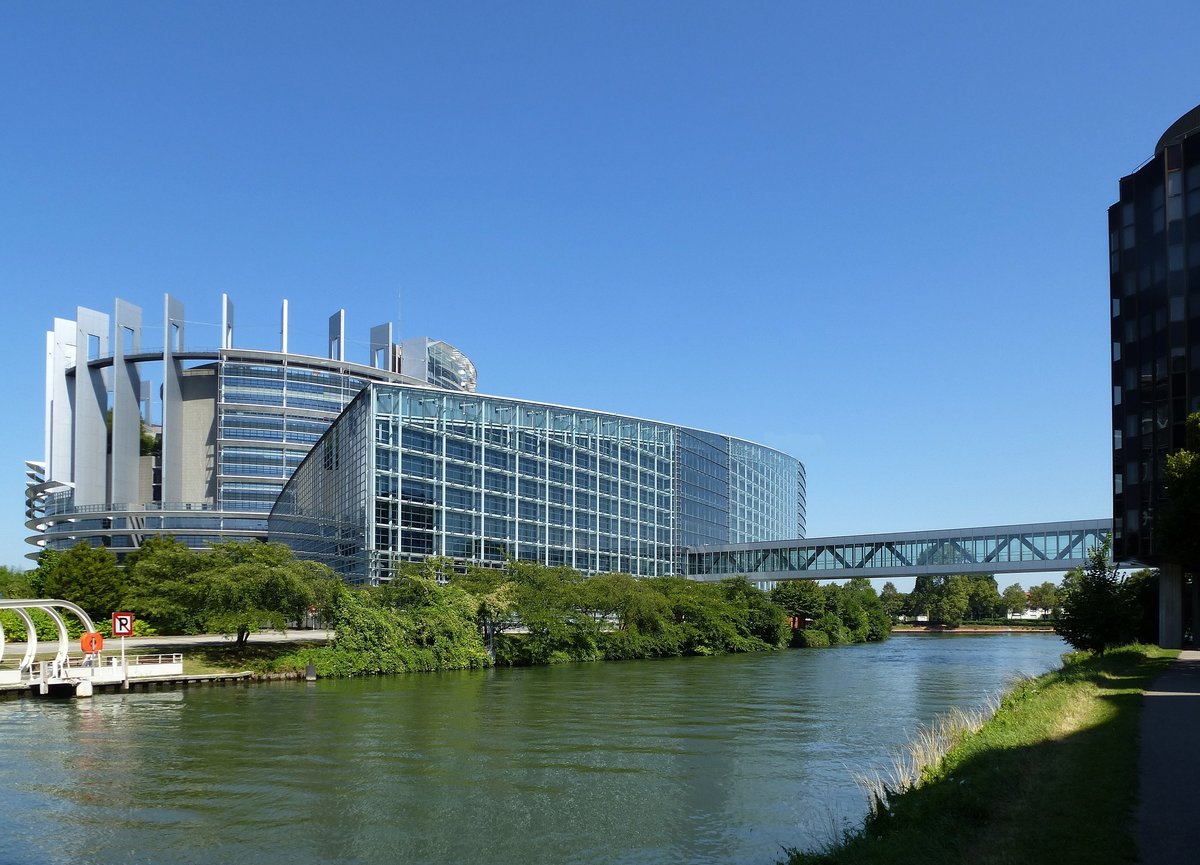 Straburg, das Europische Parlament, die Sdseite an der Ill, Aug.2016