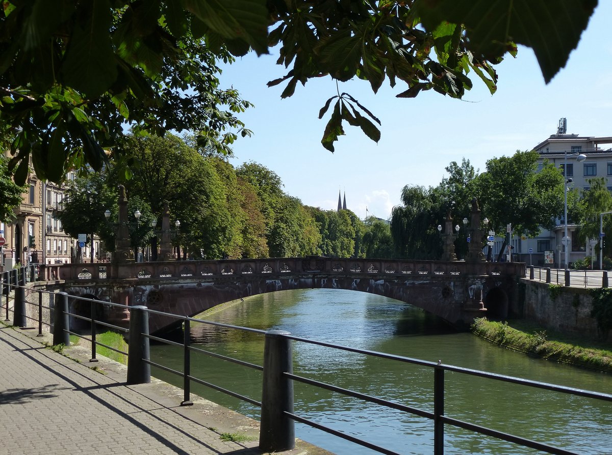 Straburg, die Giesbuesbruck (Pont de la Fonderie), eine 1893 erbaute Straenbrcke ber den Ill-Kanal, Aug.2016