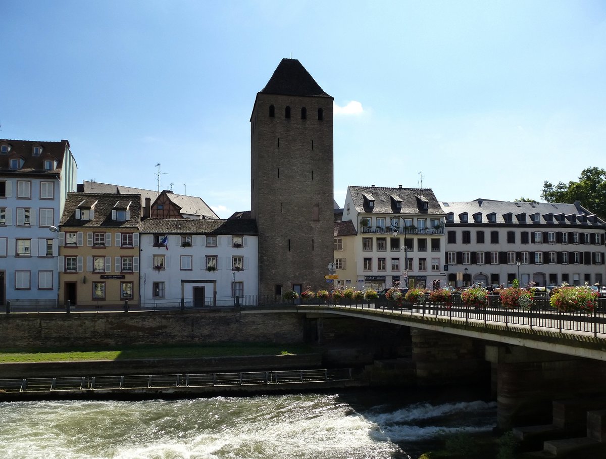 Straburg, der Henkerturm und die Schlachthausbrcke (Pont de l'Abattoir), Juli 2016