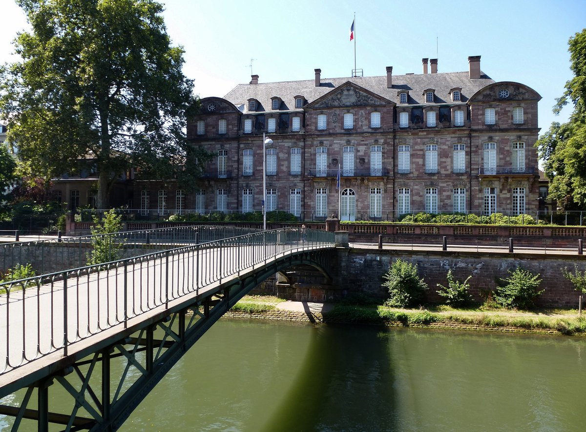 Straburg, der Judensteg ber die Ill, fhrt zum ehemaligen Stadtpalais Klinglin, spter Residenz des deutschen Kaisers Wilhelm I., heute Sitz des Prfekten, Aug.2016