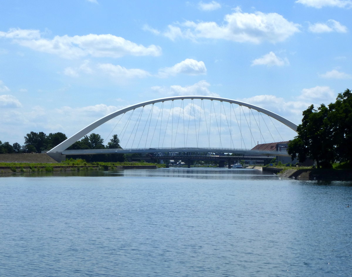 Straburg, Neubaubrcke ber das Bassin Vauban fr die neue Straenbahnverbindung nach Kehl, Aug.2016