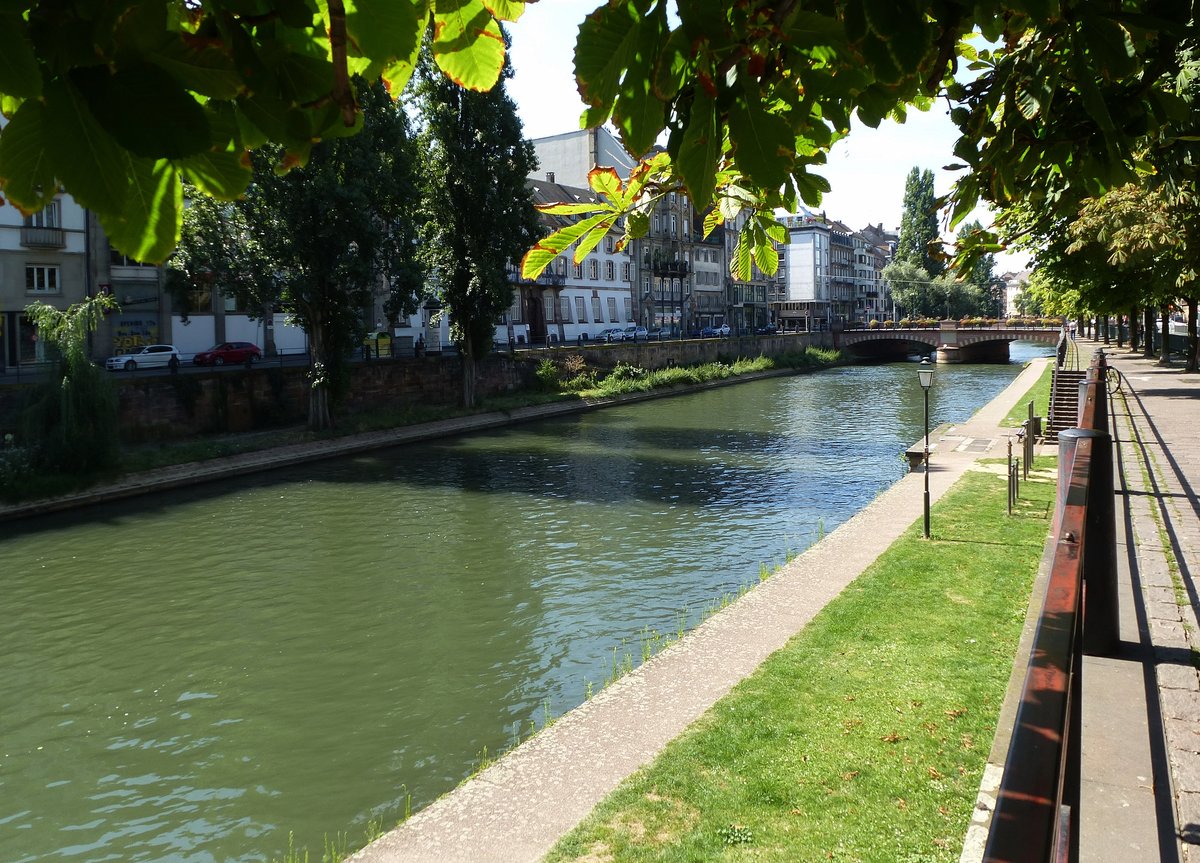 Straburg, Partie am Ill-Kanal, mit Blick zur Pont de Saverne, Aug.2016