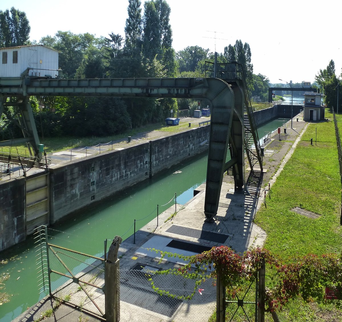 Straburg, die Schleuse verbindet den Rhein im Sden der Stadt mit dem Rhein-Rhone-Kanal, Aug.2016