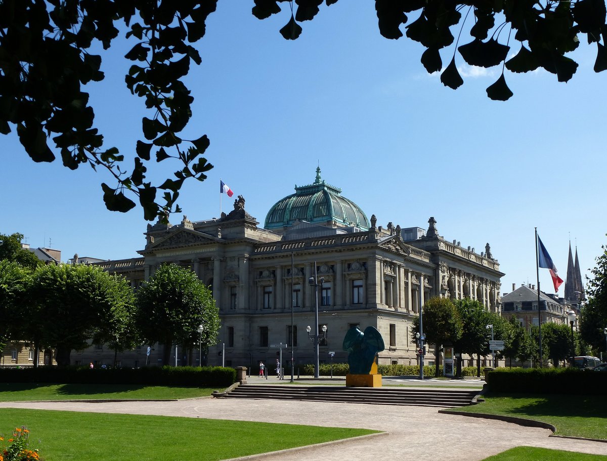 Straburg, die Straburger Nationalbibliothek, ist auch gleichzeitig Universittsbibliothek, steht mit den anderen groen reprsentativen Bauten aus der Wilhelminischen Zeit am ehemaligen Kaiserplatz, heute Platz der Republik, Aug.2016