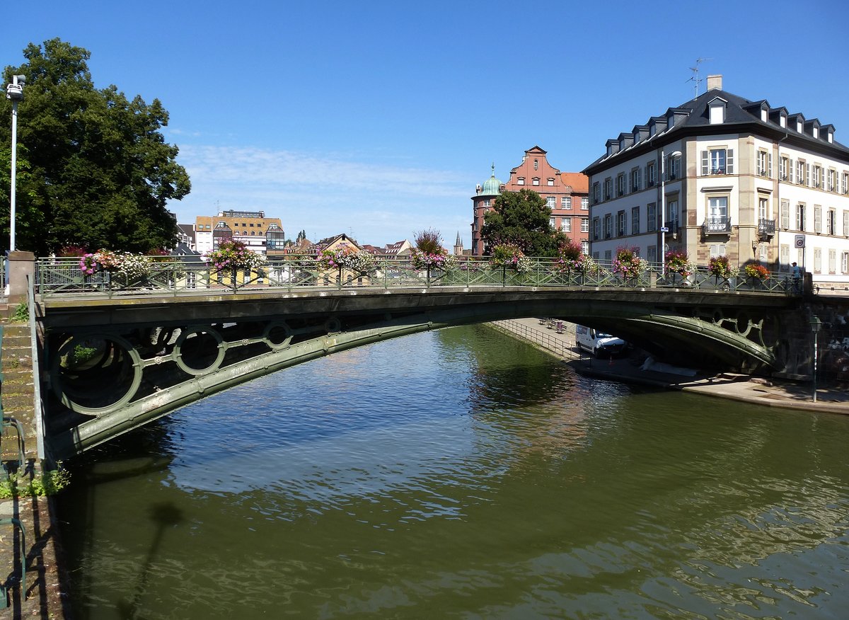 Straburg, die St.Thomas-Brcke ber die Ill, die 1841 erbaute 33m lange Eisenbrcke ist die einzig brig gebliebene von ehemals drei Eisenbrcken ber den Flu, Juli 2016