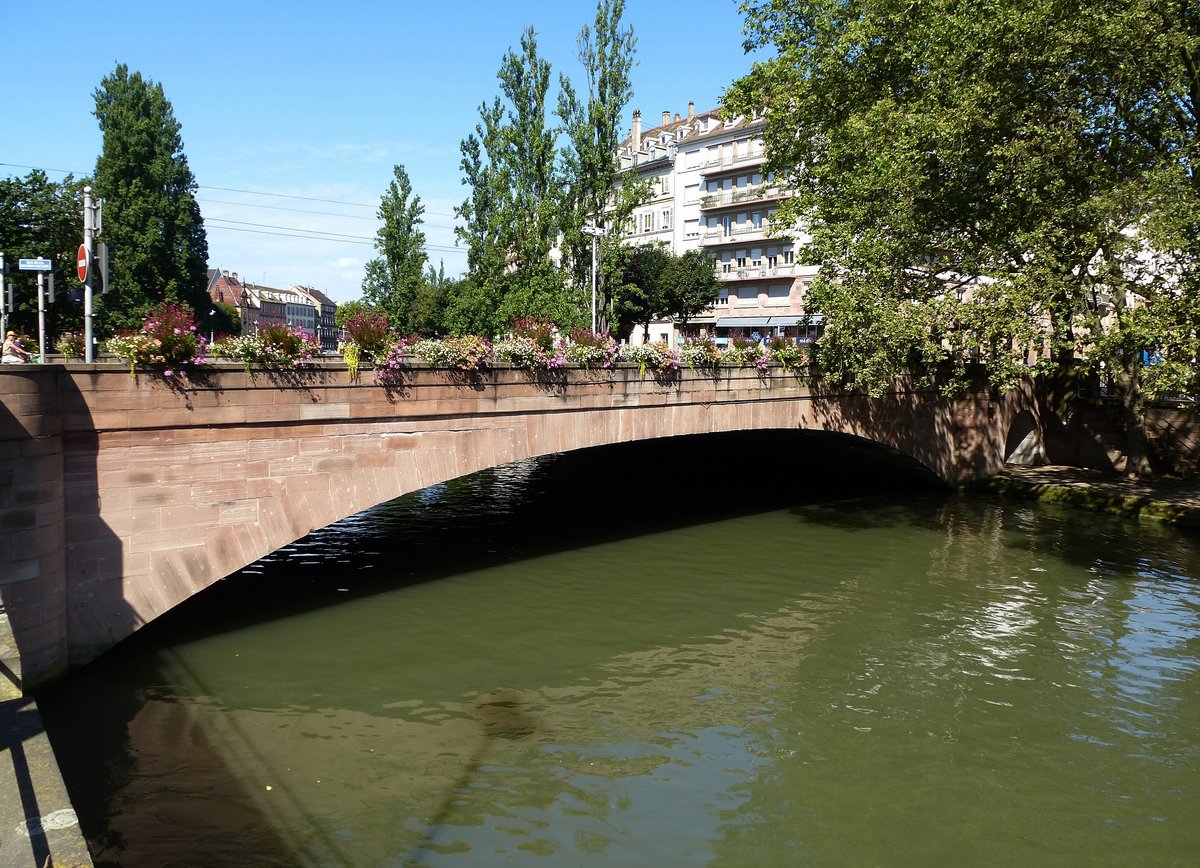 Straburg, ber die 1936 erbaute St.Nikolaus-Brcke ber die Ill verkehrt auch die Straenbahn, Juli 2016