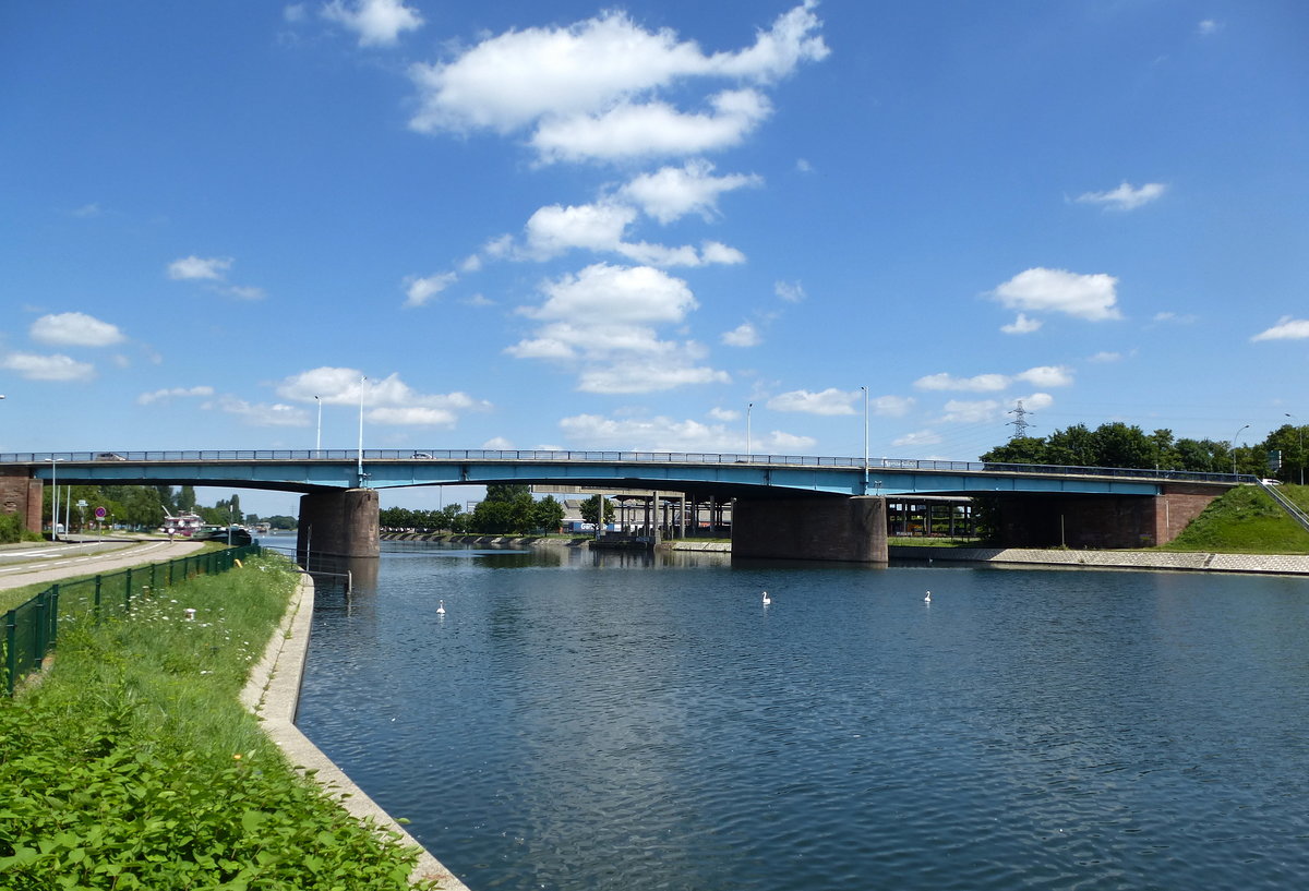 Straburg, vierspurige Straenbrcke ber das Bassin des Remparts, Teil des Straburger Hafens, Juli 2016