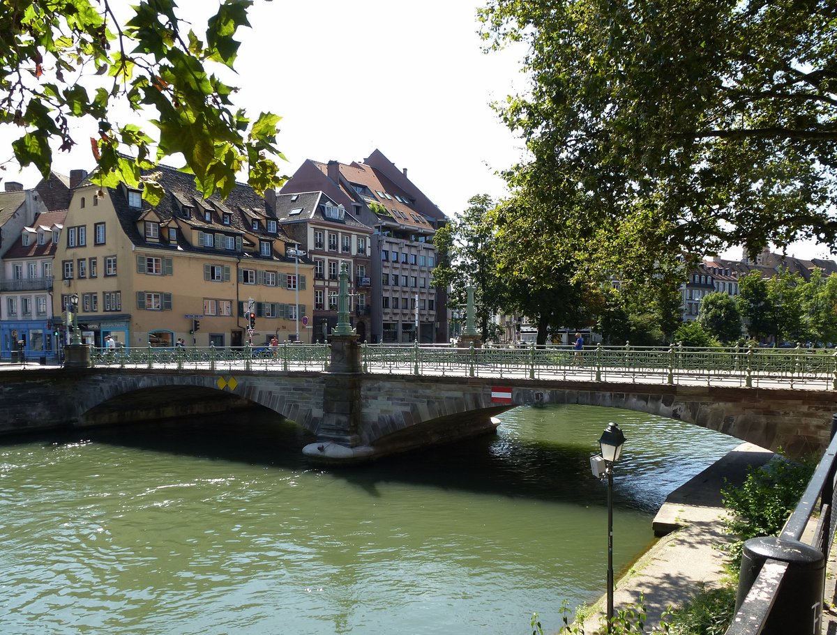 Straburg, die Wilhelmsbrcke berquert die Ill und verbindet den Stadtteil Krutenau mit der Altstadt, Aug.2016