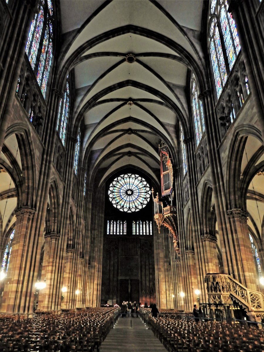 Straßburger Münster, das Mittelschiff mit Rosette und Orgel - 08.05.2017
