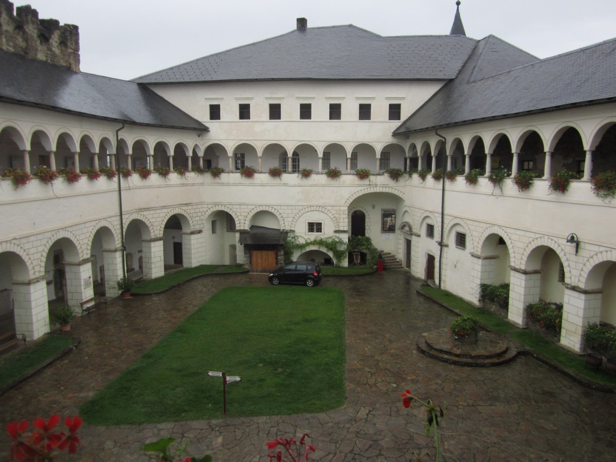 Straßburg/Kärnten, Arkadenhof im Schloß der Bischöfe von Gurk (30.09.2013)