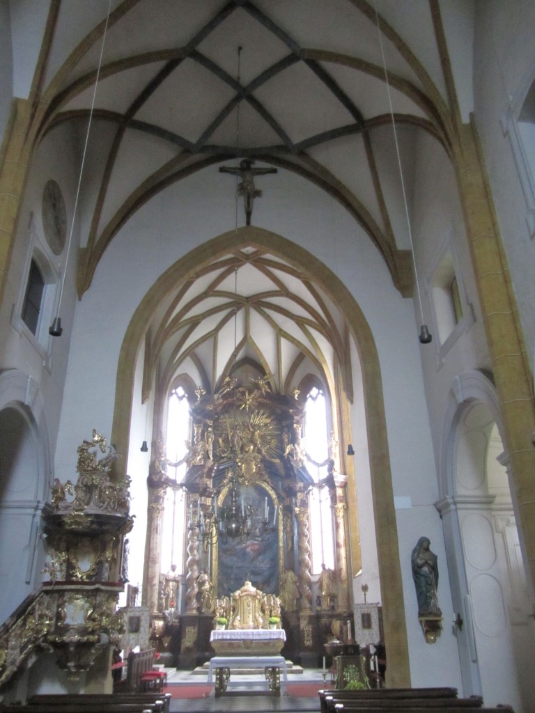Straburg/Krnten, Hochaltar der Pfarrkirche St. Nikolaus, erbaut 1747 von Erhard Veit, Kanzel wurde 1772 von Georg Hittinger geschaffen (30.09.2013)