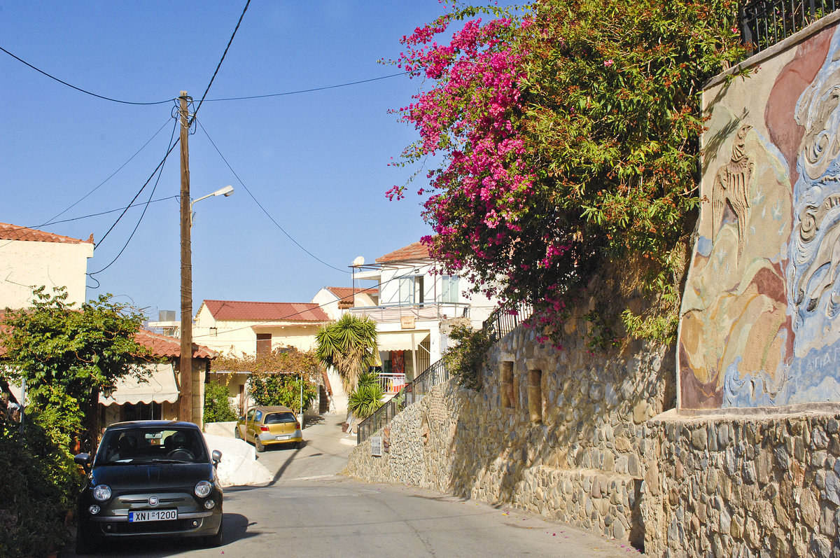 Strae in Alt-Platanias auf Kreta. Aufnahme: 22. Oktober 2016.