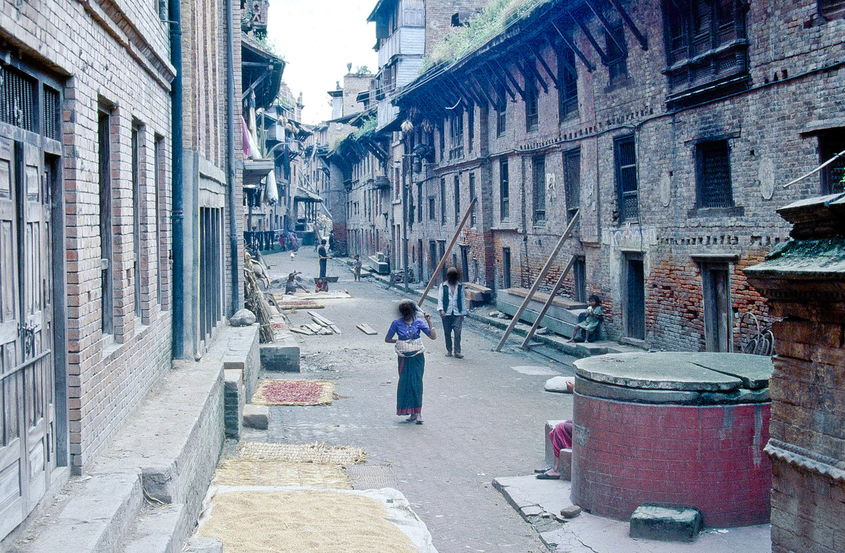 Strae in Bhaktapur. Bild vom Dia. Aufnahme: September 1988.