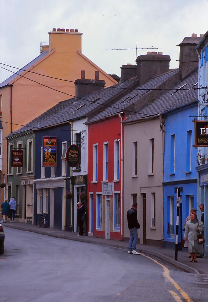 Strae und Huser in der Stadt Dingle in Irland. Aufnahme: Juli 1991 (Foto vom Dia).