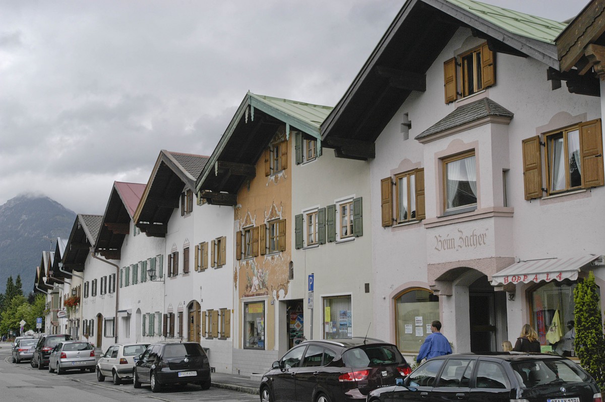 Strae im oberbayrischen Mittelwald. Aufnahme: Juli 2008.