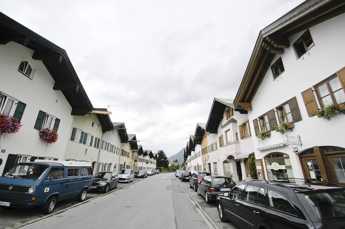 Strae im oberbayrischen Mittenwald. Aufnahme: Juli 2008.