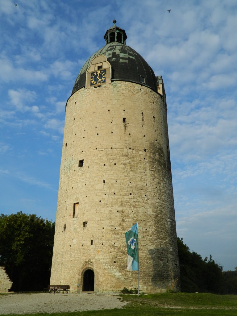 Strae der Romanik: Freyburg an der Unstrut: Schlo Neuenburg, der  Dicke Wilhelm  , Mitte des 12. Jahrhunderts erbaut und heute der einzige erhaltene Bergfried der Burganlage am 03.10.2015.
ffnungszeiten:
April - Oktober:
Dienstag - Sonntag: 10:00 Uhr - 18:00 Uhr;
November - Mrz: geschlossen