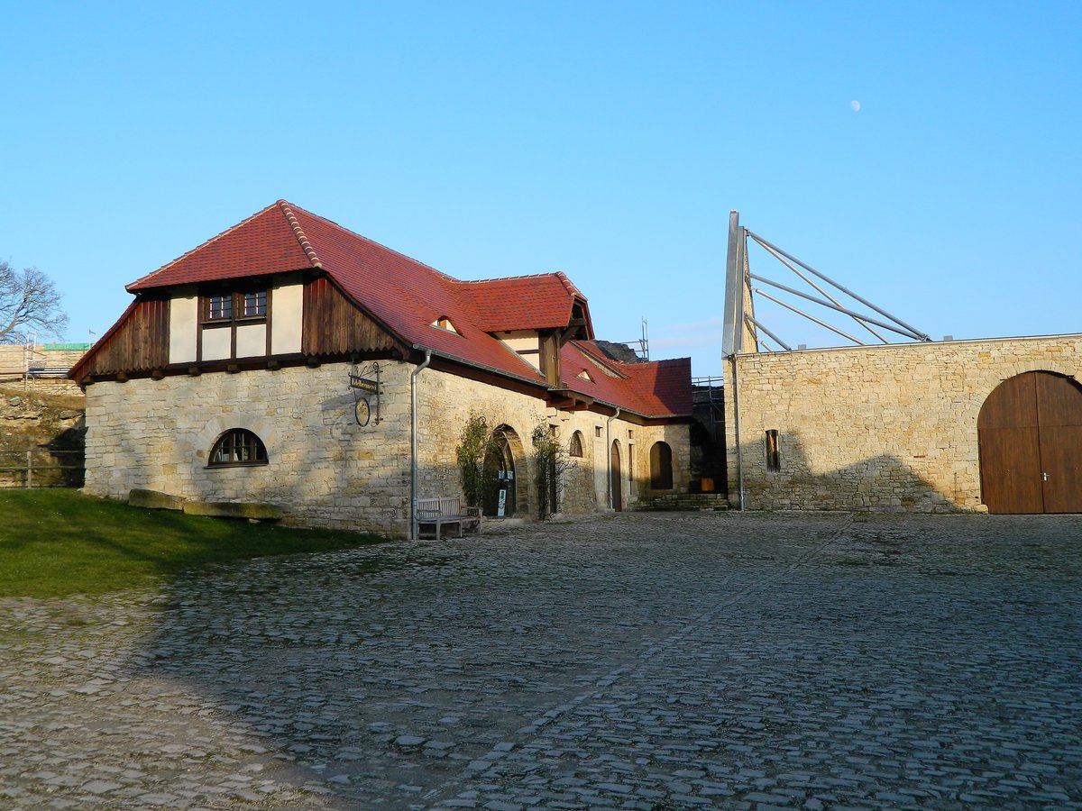 Strae der Romanik, Sdroute: Freyburg/U. - die Neuenburg, Vorburg, in dem sanierten Gebude befindet sich die  Edelbrennerei Schlo Neuenburg , wo Fhrungen und Verkostungen angeboten werden (http://www.schlossbrennerei.eu/). 27.01.2018 