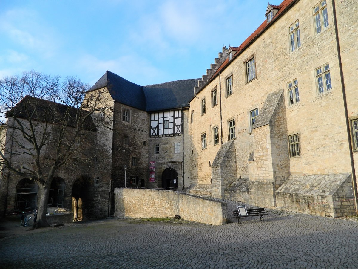 Strae der Romanik, Sdroute: Freyburg/U. - die Neuenburg, der Vorhof der Kernburg mit Torhaus, Wohnturm, Zwischenbau und Frstenhaus und dem 102,4 m tiefen Brunnen (1668 - 1704).
27.01.2018