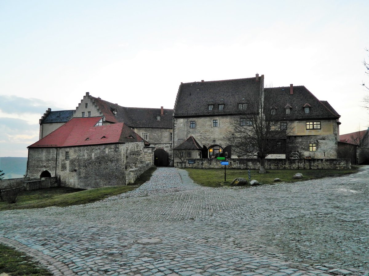 Strae der Romanik, Sdroute: Freyburg/U. - die Neuenburg, die einst grte Burg der Landgrafen von Thringen. Blick auf die Kernburg, zu erkennen ist die  Burgwirtschaft Schloss Neuenburg . 27.01.2018