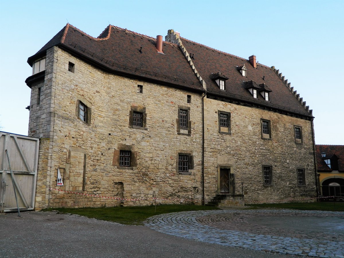 Strae der Romanik, Sdroute: Freyburg/U. - die Neuenburg. Kchenmeisterey, ehemalige herrschaftliche Schlokche, erbaut um 1550. Das kreisrund verlegte Pflaster vor dem Gebude markiert den Standort des ersten Bergfriedes, welcher im 12. Jahrhundert abgerissen wurde. (27.01.2018)