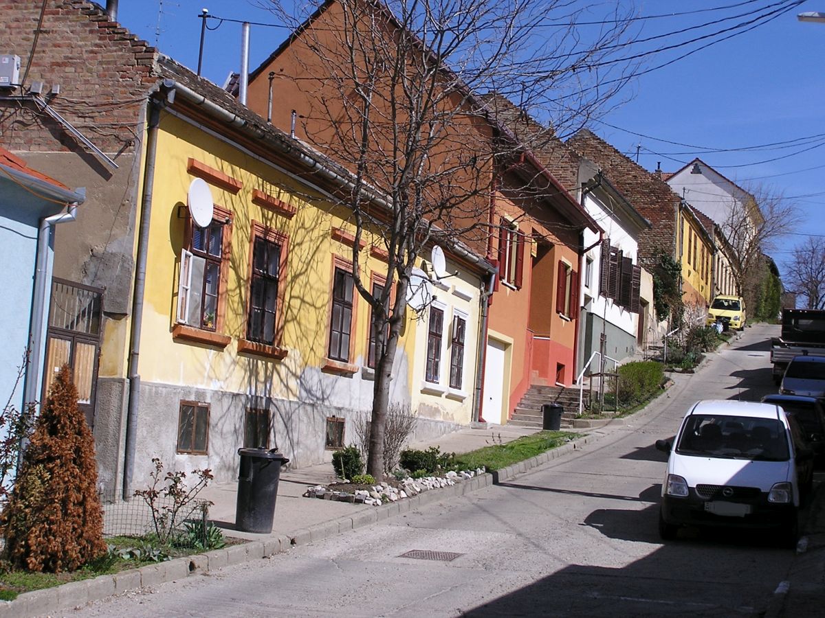 Strassenbild von Pécs (Nord). Aufnahmezeit: April 2010
