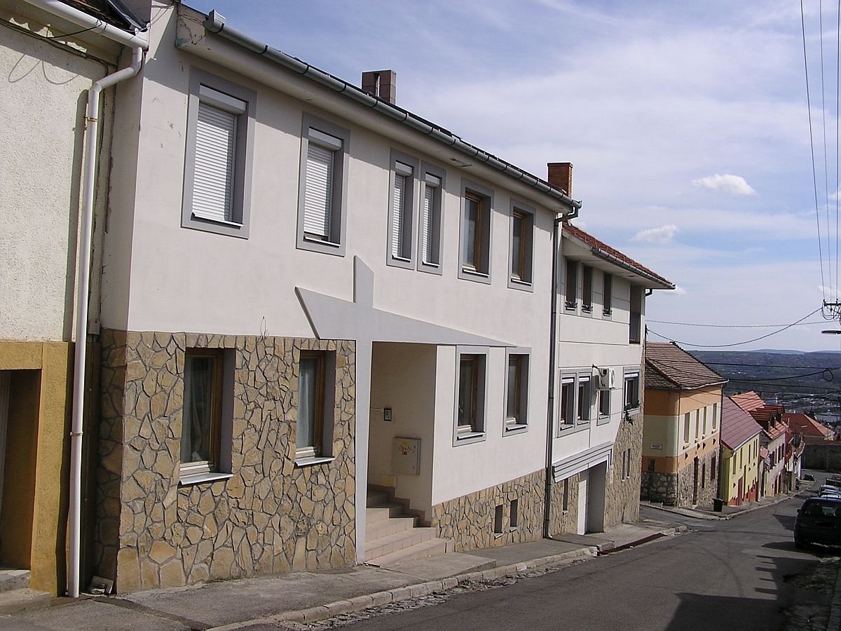 Strassenbild von Pécs (Nord-Nord-Ost). Aufnahmezeit: April 2010