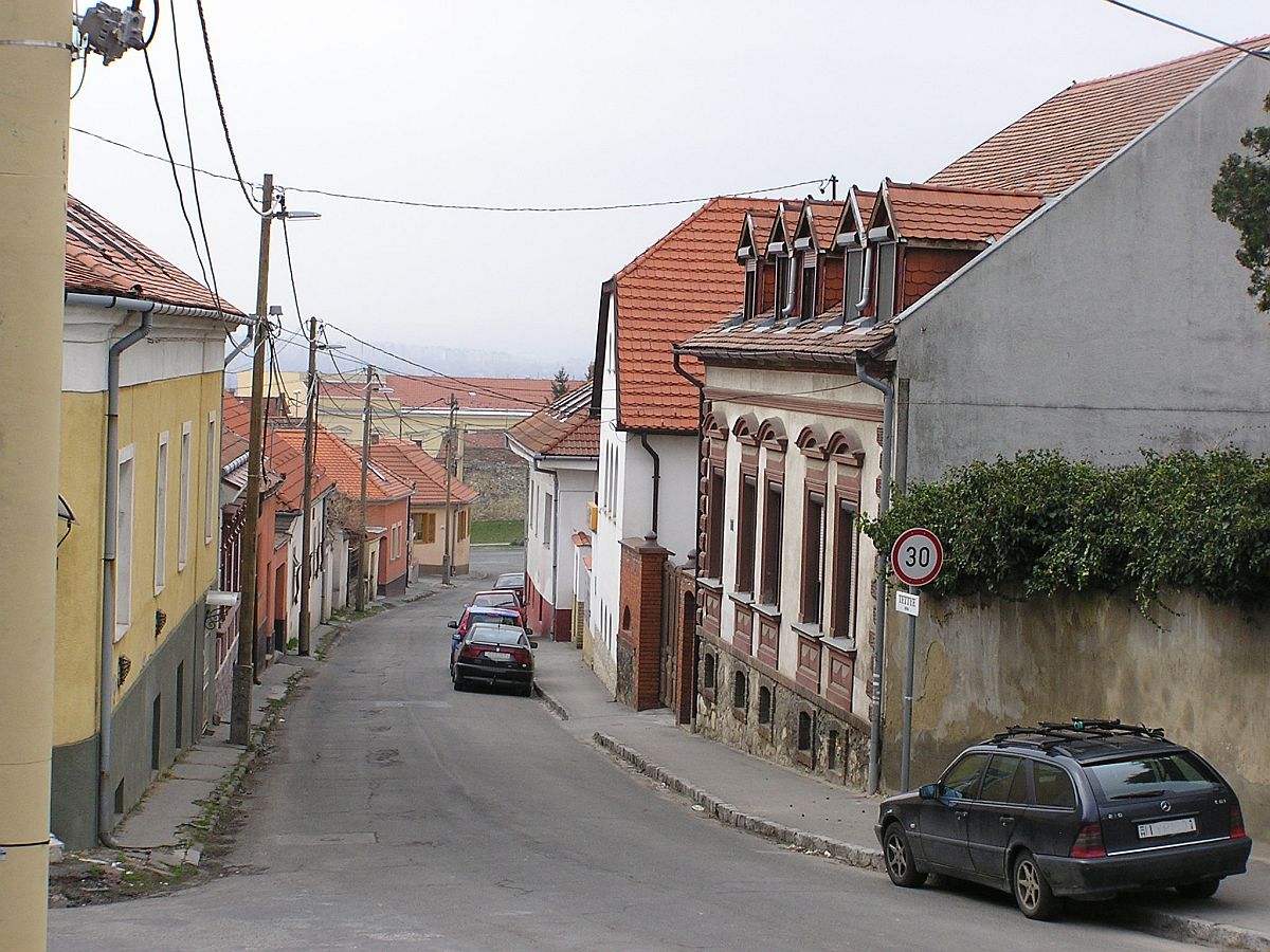 Strassenbild von der Stadtteil  Havihegy /  Mecsekoldal . Aufnahmejahr: 2010