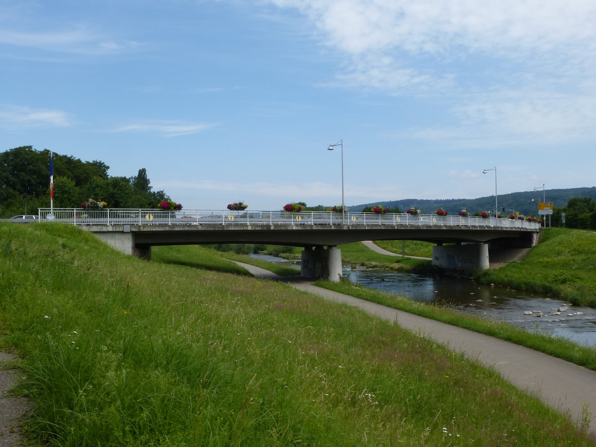 Straenbrcke der B3 berquert bei Emmendingen die Elz, Juni 2015