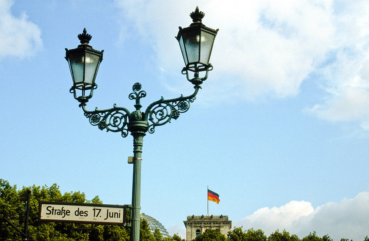 Straenlaterne und Straenschild an der Strae des 17. Juli in Berlin. Bild vom Dia. Aufnahme: Juni 2001.