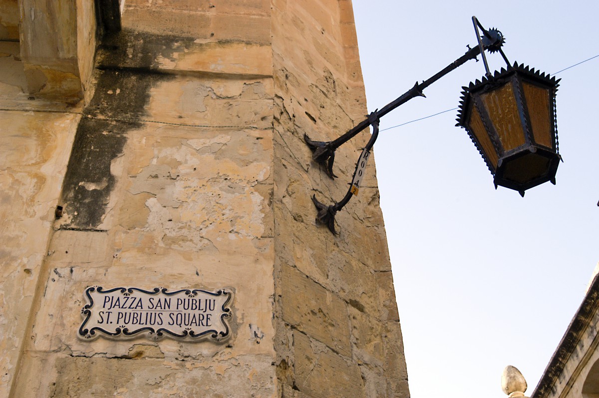Straßenschild und eine alte Laterne am St. Publius Square (Piazza San Publju) in Medina. Aufnahme: Oktober 2006. 