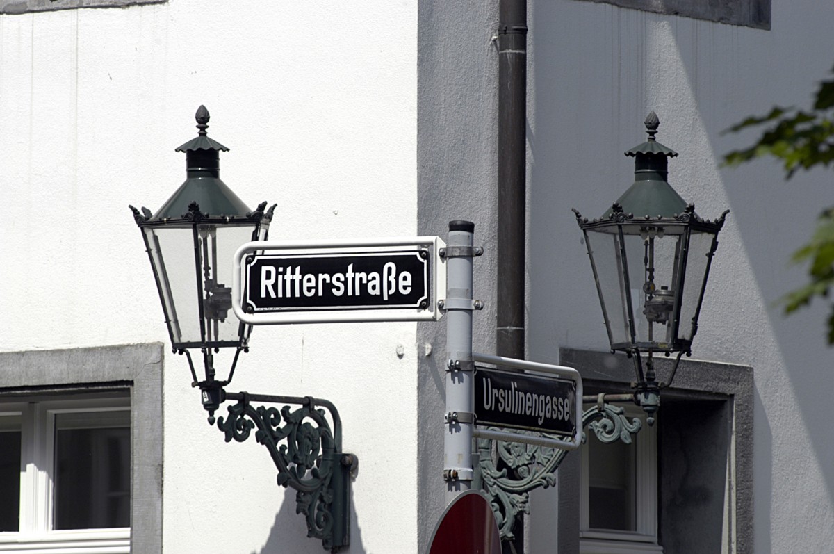 Straenschild und alte Straenbeleuchtung an der Ritterstrae in Dsseldorf. Aufnahme: Mai 2007.