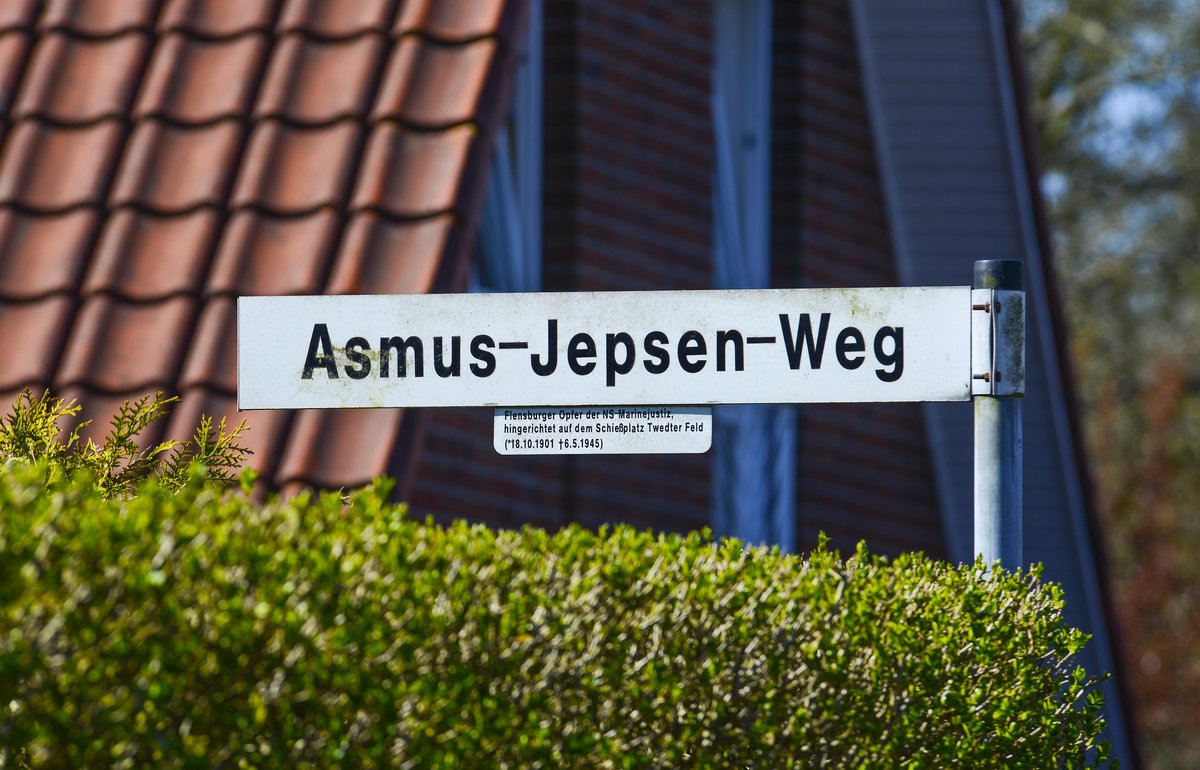 Straenschild vom Asmus-Jepsen-Weg im Flensburger Ortsteil Mrwik, mit zustzlich angebrachten erluternden Hinweisschild. Asmus Jepsen war ein deutscher Kapitnleutnant und eines der letzten Opfer der nationalsozialistischen Marinejustiz
Aufnahme: 21. April 2020.