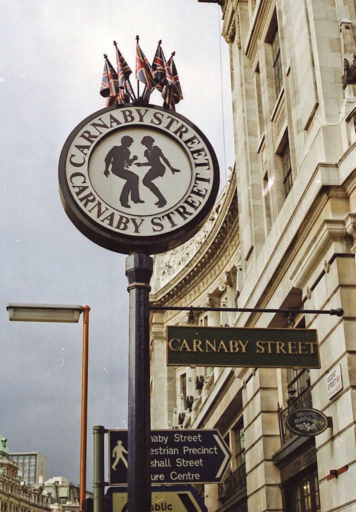 Straenschild in Carnaby Street in London. Aufnahme: April 1986 (digitalisiertes Negativfoto).