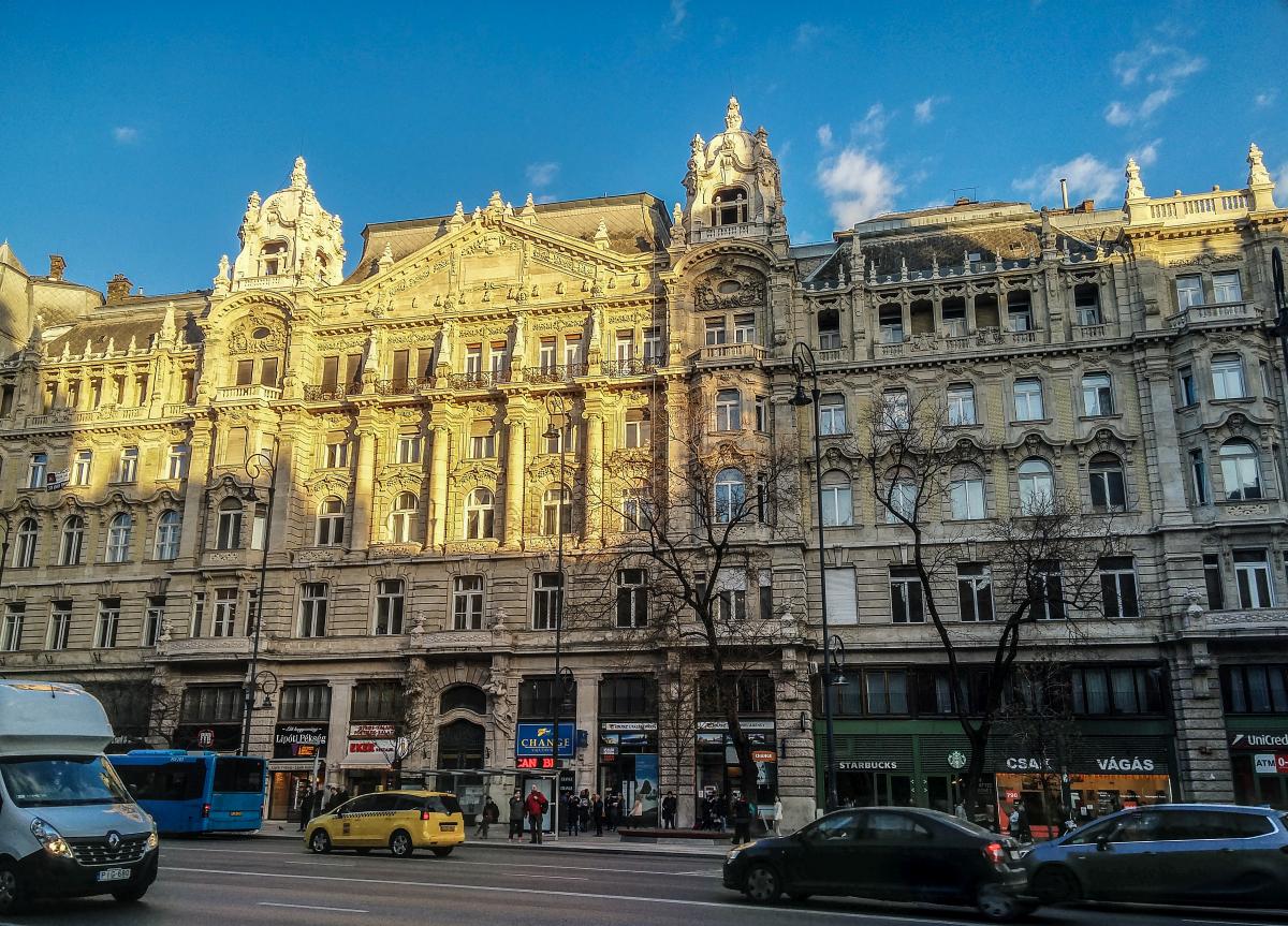 Strassenszene im 5. Bezirk von Budapest. Fotodatum: Mrz 2019.