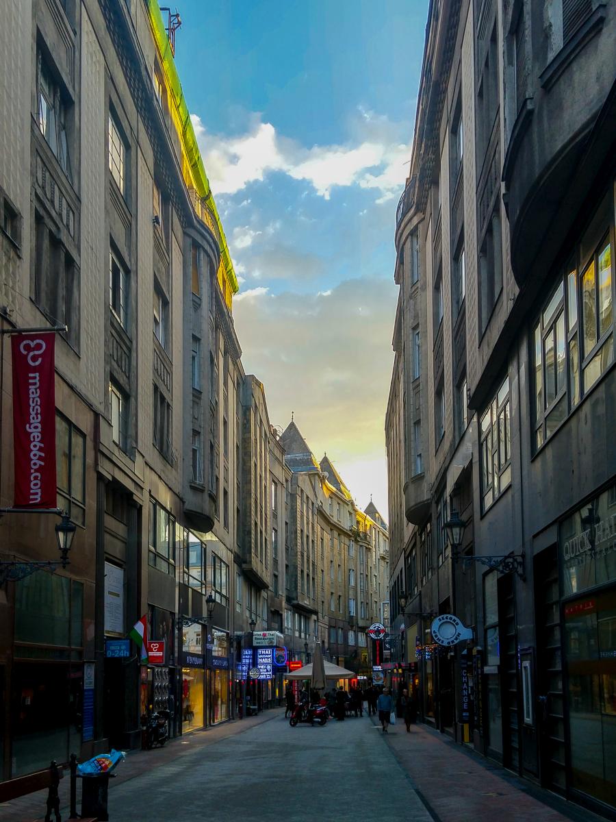 Strassenszene im 5. Bezirk von Budapest (Haris Kz). Fotodatum: Mrz 2019.