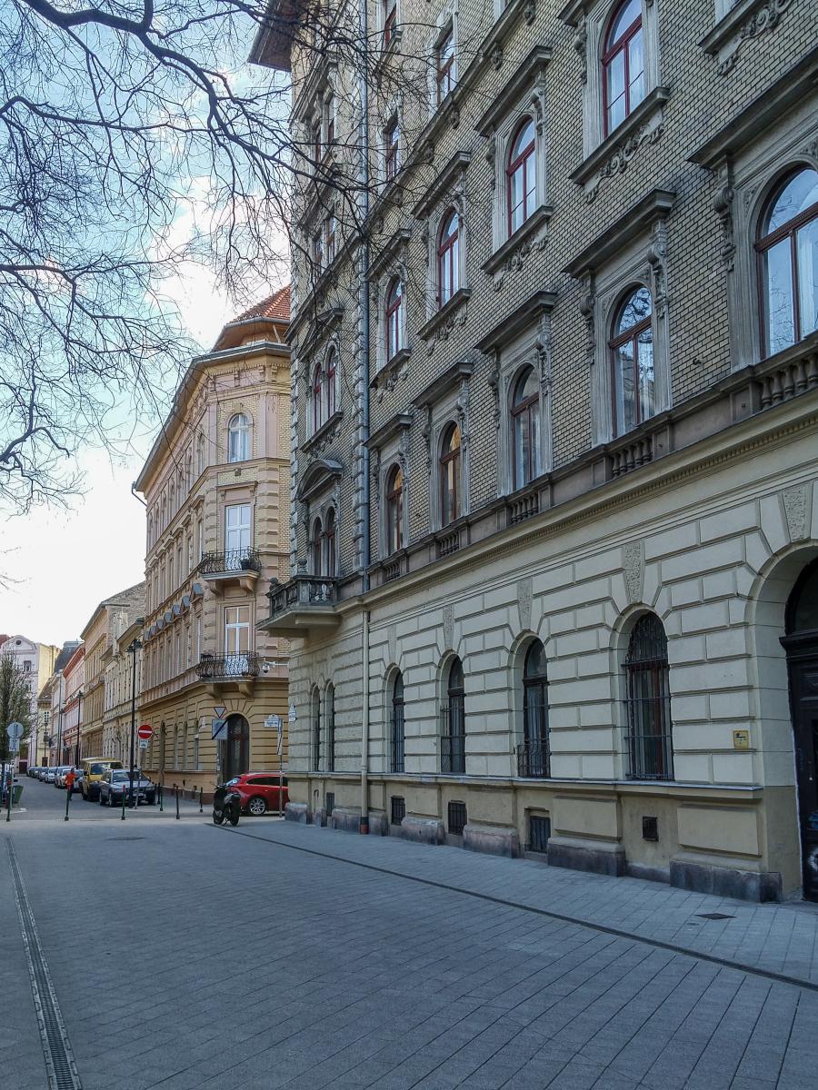 Strassenszene im 7. Bezirk (Erzsbetvros oder Elisabethstadt) von Budapest. Fotodatum: Mrz 2019.