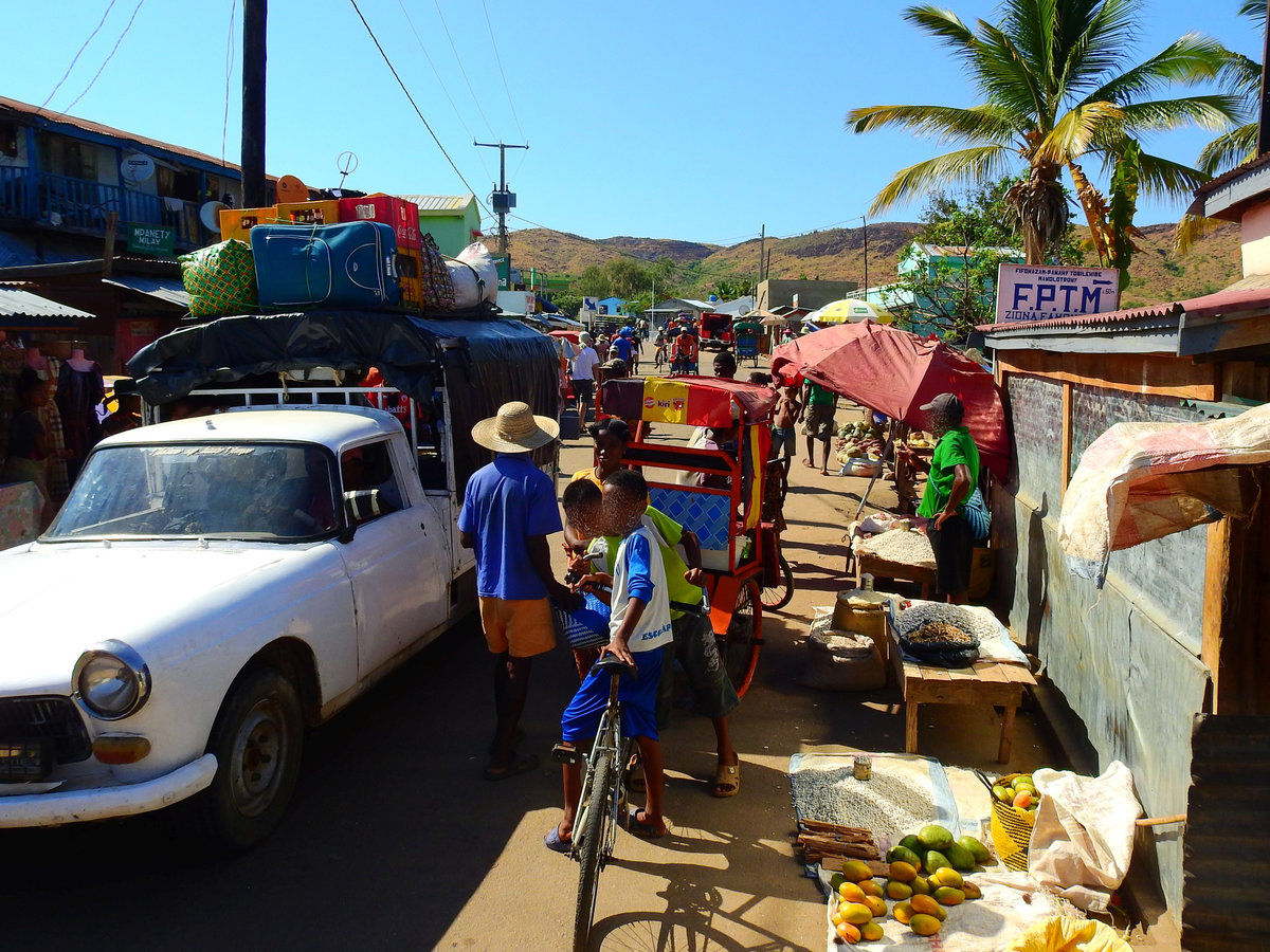 Straenszene aus dem kleinen Ort Miandrivazo auf Madagaskar. Die Aufnahme entstand auf unserer Rundreise durch Madagaskar am 17.11.2018.