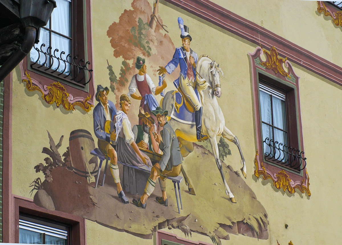 Straenszene von Mittenwald in Oberbayern. Bekannt ist die Gemeinde vor allem durch die mit Lftlmalerei verzierten Huser.
Aufnahme: Juli 2008.