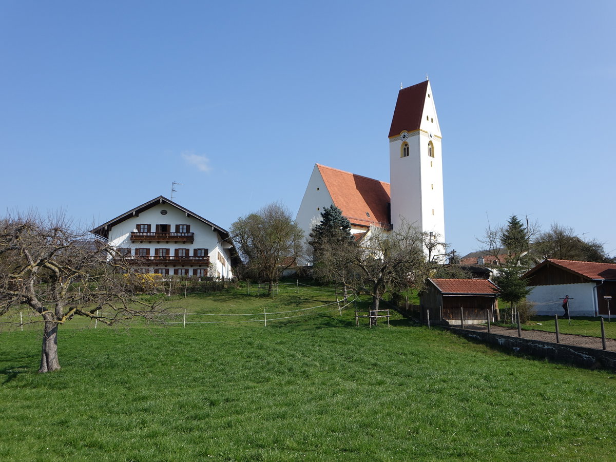 Strakirchen, Pfarrkirche St. Georg, Saalbau mit Satteldach und Sdturm mit Steildach, sptgotisch, 2. Hlfte 15. Jahrhundert erbaut, 1732 im Inneren durch Wolf Ganterer barockisiert (02.04.2017)