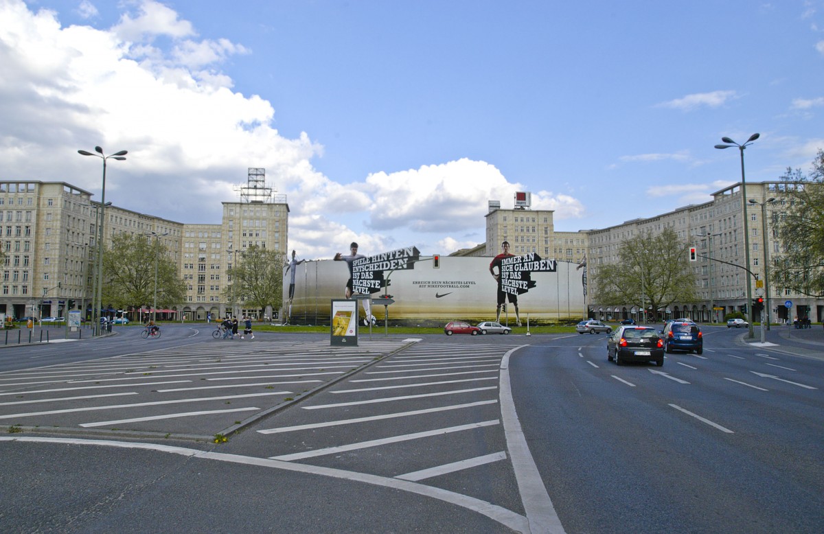 Strausberger Platz in Berlin-Friedrichshain. Im Hintergrund ist die Karl-Marx-Allee zu erkennen. Aufnahmedatum: 3. Mai 2008.