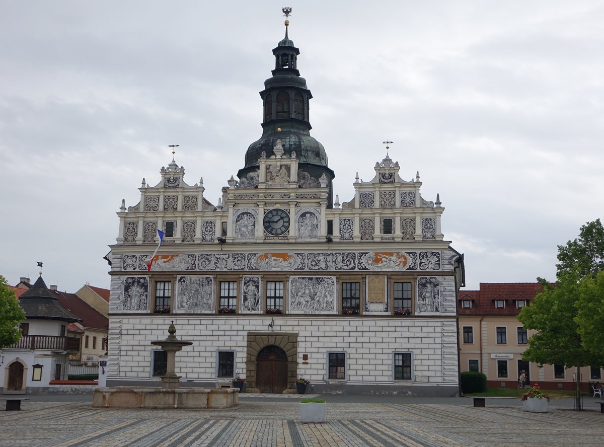 Stribro /Mies, sgraffitiverziertes Rathaus am Marktplatz, erbaut 1543 (07.07.2019)