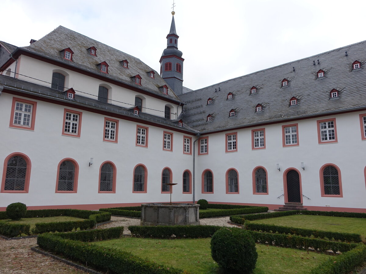 Strht, Kloster Schnau, gegrndet 1126 von Graf Ruprecht I. von Laurenburg, Klostergebude erbaut ab 1723 (30.01.2021)