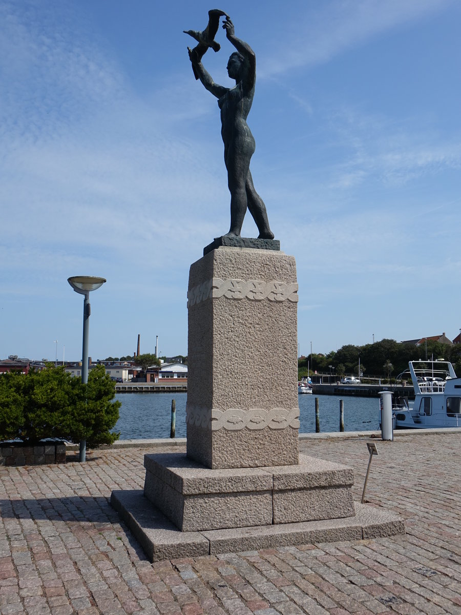 Struer, Skulptur Sarpsborgpigen am Ved Fjorden Haven (25.07.2019)