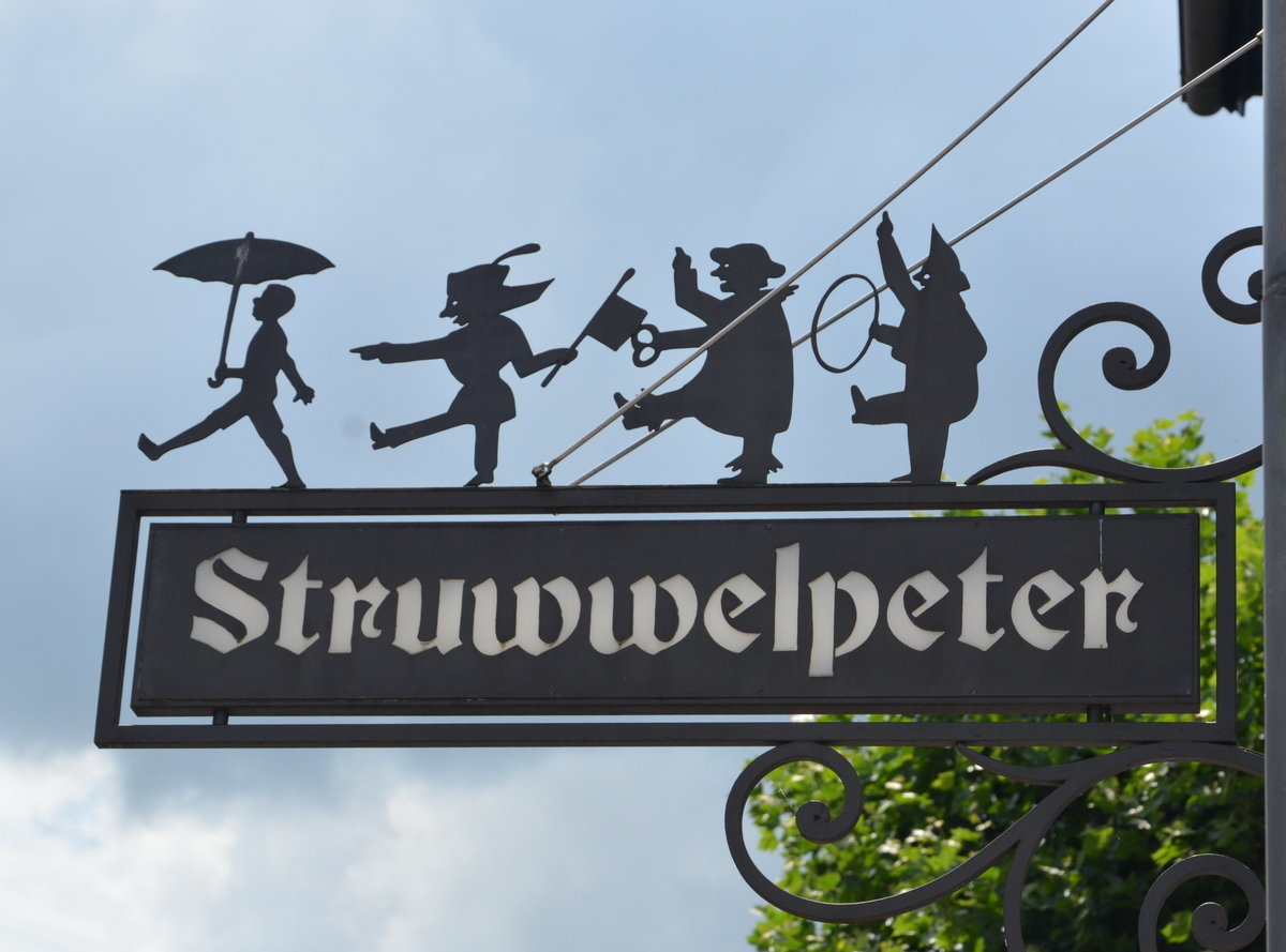 Struwwelpeter, Reklameschild am Struwwelpeterhaus in Frankenberg / Eder, Am 11.07.2017.               