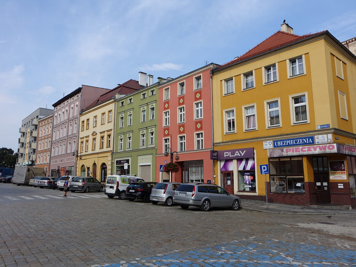 Strzegom / Striegau, bunte Huser am Rynek Platz (11.09.2021)