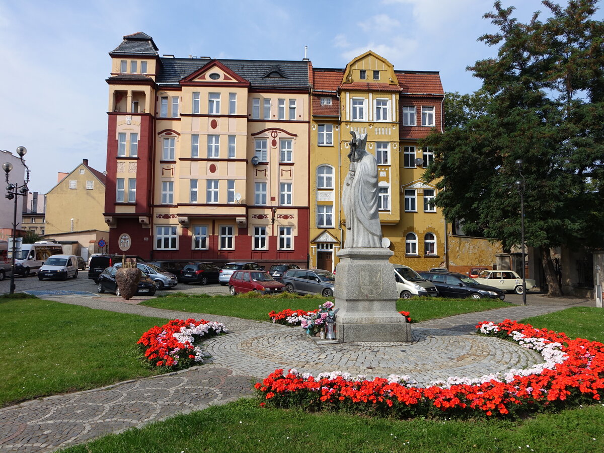 Strzegom / Striegau, Denkmal fr Pabst Johannes Paul II. am Plac Jana Pawla II. (11.09.2021)